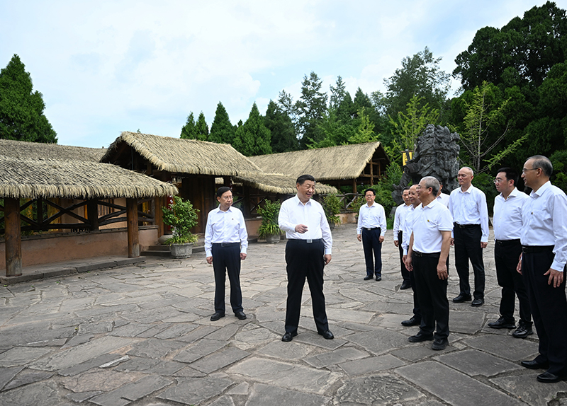 7月25日至27日，中共中央總書(shū)記、國家主席、中央軍委主席習近平在四川考察。這是25日下午，習近平在廣元市劍閣縣翠云廊考察。