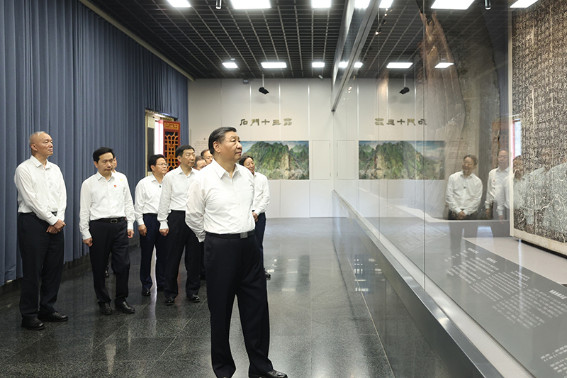 7月29日，中共中央總書(shū)記、國家主席、中央軍委主席習近平在四川考察結束返京途中，來(lái)到陜西省漢中市考察。這是習近平參觀(guān)漢中市博物館有關(guān)歷史文物展陳。