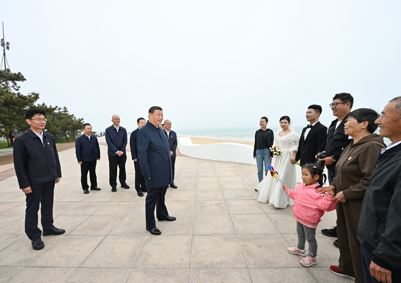 5月22日至24日，中共中央總書(shū)記、國家主席、中央軍委主席習近平在山東考察。這是22日下午，習近平在日照市陽(yáng)光海岸綠道同市民親切交流。