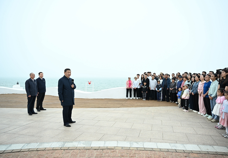 5月22日至24日，中共中央總書(shū)記、國家主席、中央軍委主席習近平在山東考察。這是22日下午，習近平在日照市陽(yáng)光海岸綠道同市民和游客親切交流。